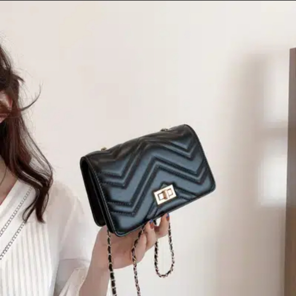 Quilted twist lock chain square bag